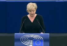 Romana Tomc: “Komisarka Jourova, ne zaupam vam! Govorite eno, delate drugo” #video