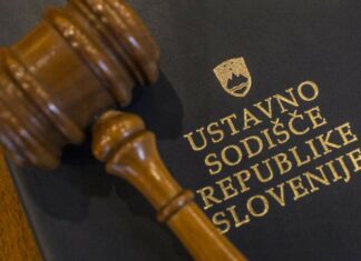 SDS in NSi na ustavno sodišče: Dolgotrajna oskrba ne sme temeljiti na dvojnih obremenitvah