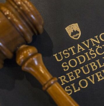 SDS in NSi na ustavno sodišče: Dolgotrajna oskrba ne sme temeljiti na dvojnih obremenitvah