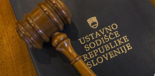 SDS in NSi na ustavno sodišče: Dolgotrajna oskrba ne sme temeljiti na dvojnih obremenitvah