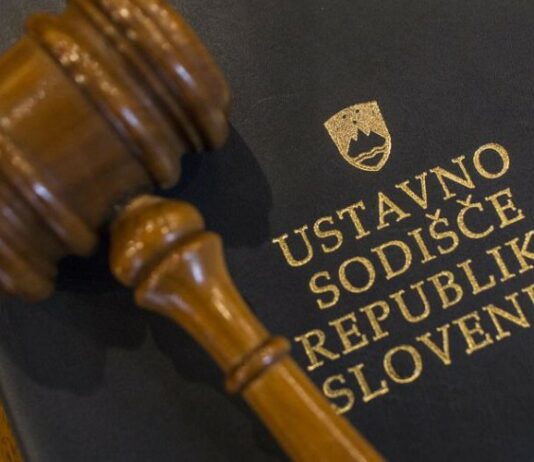 SDS in NSi na ustavno sodišče: Dolgotrajna oskrba ne sme temeljiti na dvojnih obremenitvah