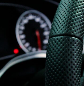 Ukradel avto, bežal pred policijo in povzročil nesrečo v kateri se je ena oseba hudo poškodovala