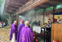 V Kočevskem Rogu je danes potekala maša, ki jo je vodil nadškof Zore. Maše se je udeležil tudi Janez Janša in ostali vidni člani stranke