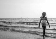 Slovenski državljan nadlegoval deklico in grozil njenim prijateljem