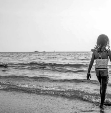 Slovenski državljan nadlegoval deklico in grozil njenim prijateljem