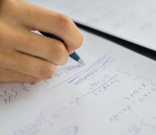 Devetošolci soočeni z začasno nedostopnostjo podatkov o vpisu v srednje šole