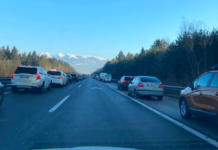 Vožnja po reševalnem pasu ga je drago stala #video