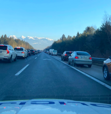 Vožnja po reševalnem pasu ga je drago stala #video