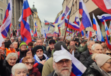 Sodni primer Trenta v Celje privabila ogromno množico podpornikov Janeza Janše