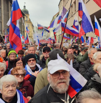 Sodni primer Trenta v Celje privabila ogromno množico podpornikov Janeza Janše