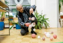 NE ZAMUDITE! Popravljalnica lučk in izmenjevalnica okraskov in družabnih iger