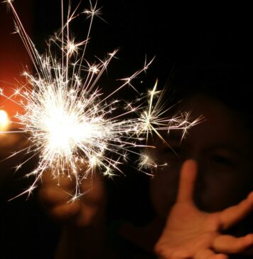 Ko se praznično vzdušje spremeni v katastrofo: Dečku petarda eksplodirala v rokah, hudo poškodovanega odpeljali reševalci