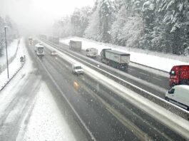 Nevarne zimske razmere: Sneg in poledica povzročata prometni kaos