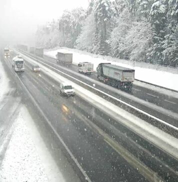 Snežni kaos po Sloveniji: Vremenske razmere ustavljajo promet