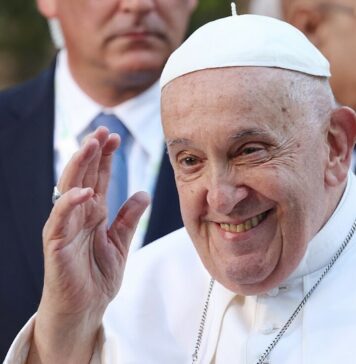 Papež Frančišek, simbol skromnosti in upanja, umrl v 89. letu starosti