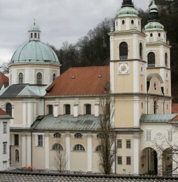 Vandalizem v Ljubljani: Erozija demokratičnih vrednot in kulturne dediščine