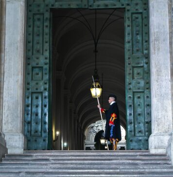 Pravila za obdobje med papežema in postopek izvolitve Frančiškovega naslednika