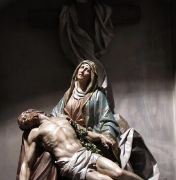 Kristjani na Veliko soboto obeležujejo Božji grob in blagoslov velikonočnih jedi