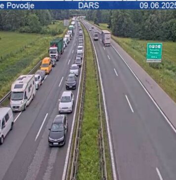 Gneča na slovenskih cestah vse večja: Pred predorom Karavanke večkilometrska kolona