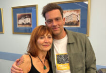 Prelomna robotsko asistirana presaditev ledvice v Sloveniji: Mama sinu dala še enkrat življenje