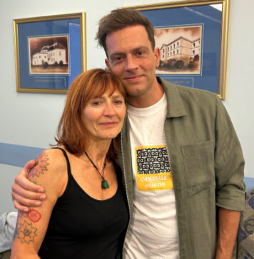 Prelomna robotsko asistirana presaditev ledvice v Sloveniji: Mama sinu dala še enkrat življenje