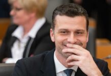 Poslanec in vodja poslanske skupine SD Jani Prednik odstopa zaradi resnih obtožb nasilja