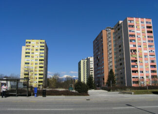 Množične kazni in vozila predvidena za odvoz razburila prebivalce Štepanjskega naselja