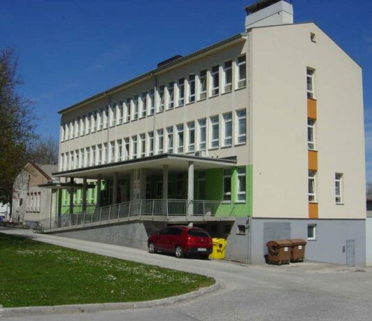 Nasilni incident v Kočevju: Roma napadla dijaka pred zdravstvenim domom