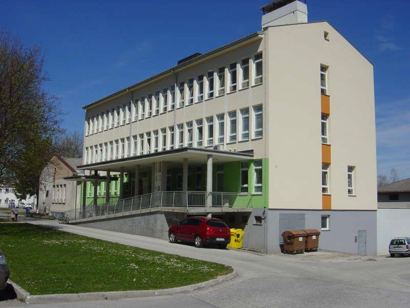 Nasilni incident v Kočevju: Roma napadla dijaka pred zdravstvenim domom