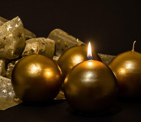 Ko se prižge prva adventna svečka: Čas, ki prinaša upanje, mir in pokončnost