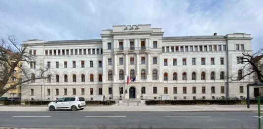 Policisti v preiskavi zaradi smrti očeta na Čopovi ulici: Odločitev tožilcev pričakovana še letos