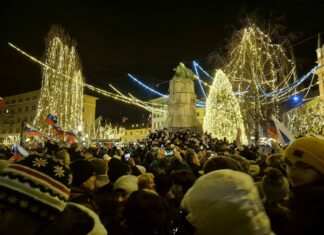 Harmonikarji oživeli Prešernov trg: Ljubljano preplavila slovenska glasba #video