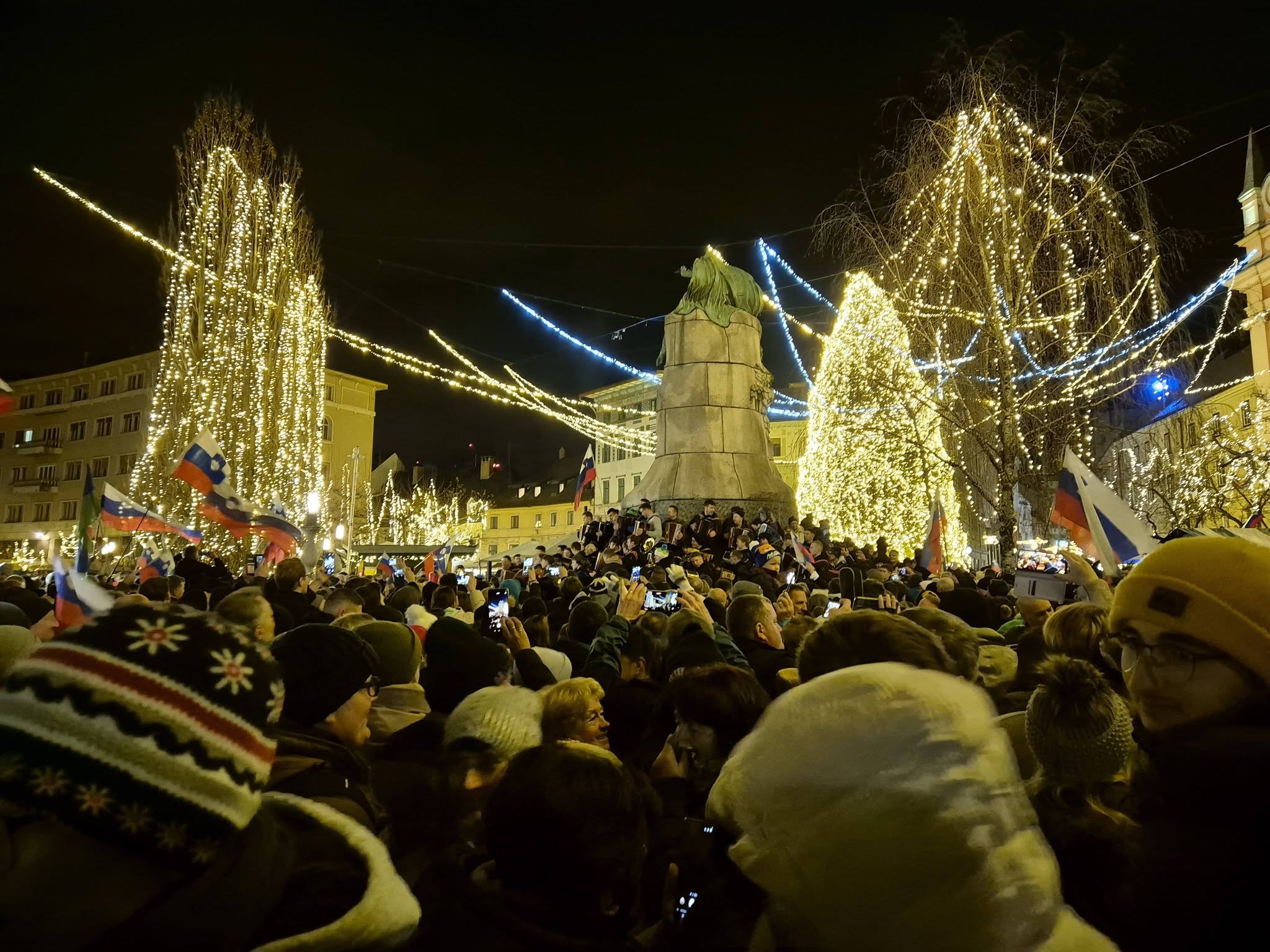 Harmonikarji oživeli Prešernov trg: Ljubljano preplavila slovenska glasba #video