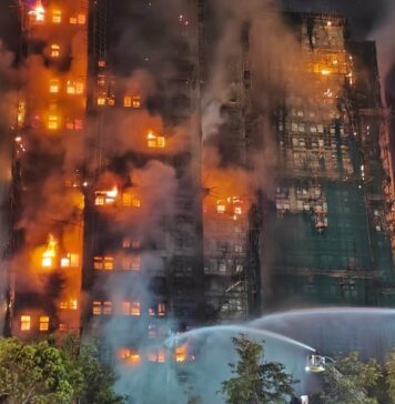 Aretacije po smrtonosnem požaru: Požar v Hongkongu terjal 151 življenj, 13 aretiranih