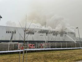 Obsežen požar v BTC-ju: Policija opravlja ogled, kaj sporoča trgovec, kakšne so posledice in vpliv na okolje