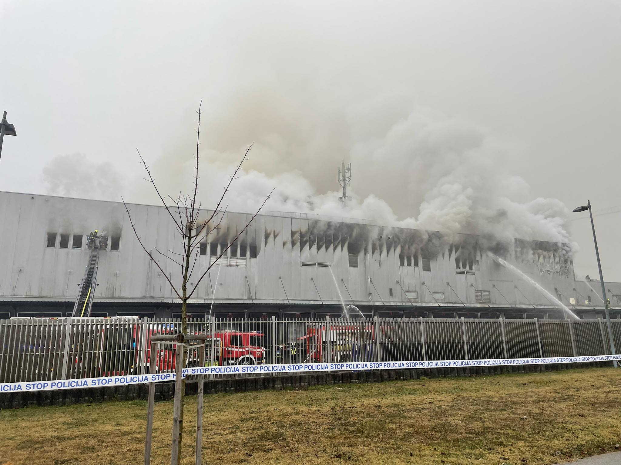 Obsežen požar v BTC-ju: Policija opravlja ogled, kaj sporoča trgovec, kakšne so posledice in vpliv na okolje