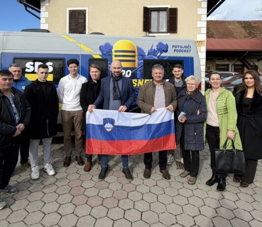 Mladi v Sloveniji: Podcast “Po desnem pasu” med ljudmi na terenu #video