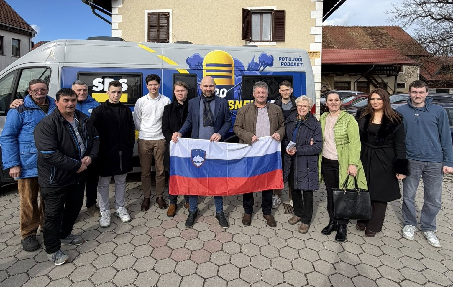 Mladi v Sloveniji: Podcast “Po desnem pasu” med ljudmi na terenu #video