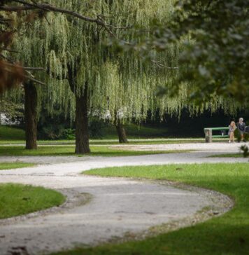 Prenovljeni Bloudkov park v Tivoliju navdušuje z zgodovinskim šarmom